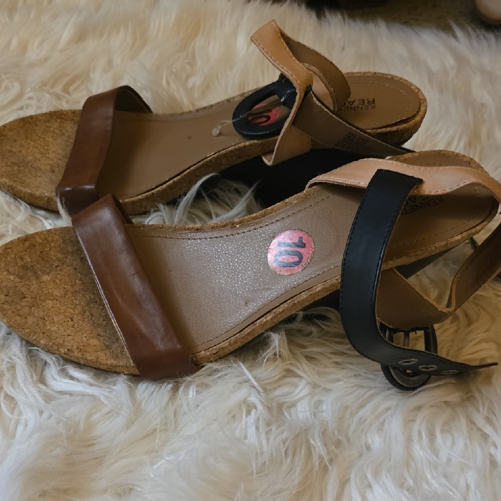 Kenneth Cole Reaction Brown and Black Sandals with Contoured Footbed